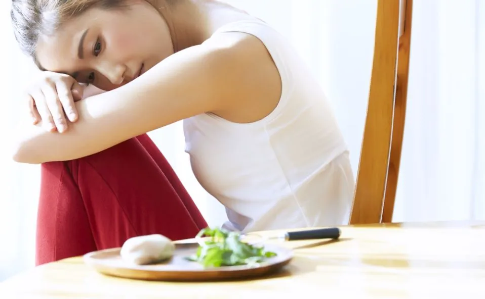 食事だけのダイエットが続かず悩む女性のイメージ